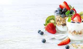 怎样做简易的草莓酸奶（怎样做简易的草莓酸奶视频）