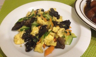 肉炒青椒木耳炸土豆片的做法 土豆青椒木耳怎么炒