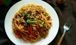 自制炒河粉炒河粉的做法?（家常炒河粉的做法）