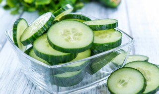 黄瓜烧鸡胸肉怎么做（黄瓜烧鸡胸肉怎么做才好吃）