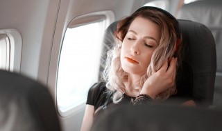 乘飞机耳胀如何缓解 乘飞机耳胀如何缓解视频