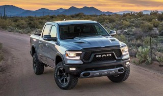 皮卡车上坡定点停车技巧(皮卡车定点停车与坡道起步技巧)