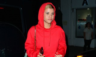 红色卫衣搭配技巧（红色卫衣搭配技巧图）