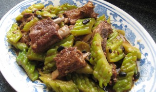 豆豉排骨烧苦瓜怎么做(豆豉焖苦瓜)