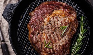 红酒煎牛排怎么做（红酒煎牛排的做法窍门）