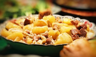 土豆炖鸡架怎么做（土豆炖鸡架怎么做好吃窍门）