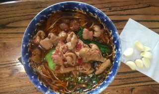 油泼辣子肥肠面（油泼肥肠的做法）