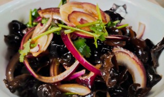 木耳拌洋葱怎么做 木耳拌洋葱叫什么菜