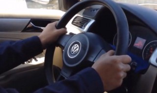 小拐弯打方向盘技巧（小拐弯打方向盘技巧视频）