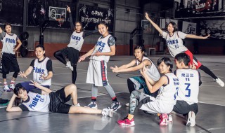 女生篮球运球技巧教学（女生篮球怎么运球）