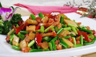 蒜苗炒肥肠怎么做（蒜苗炒肥肠怎么做视频）