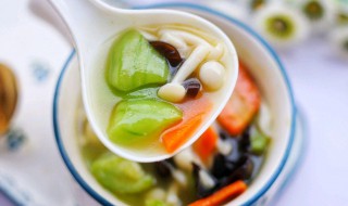 丝瓜菌菇汤的做法（丝瓜菌菇汤的做法和功效）