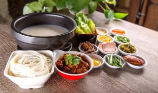 过桥米线怎么来的（过桥米线是怎么来的）