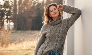 毛衣搭配方法(毛衣搭配方法图解)