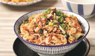 昆布三文鱼香菇炊饭的做法（三文鱼蘑菇）