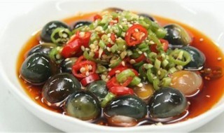 肉末双椒烩皮蛋（皮蛋炒辣椒肉末）