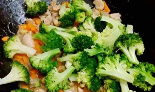 西兰花炒鸡肉做法（西兰花炒鸡肉的做法）