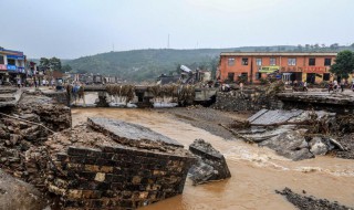 突遇山洪进行自救有哪些注意事项 突遇山洪怎么办