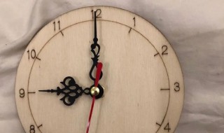 石英钟的工作原理是什么（石英钟的工作原理是什么样的）