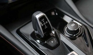 领克02倒车情况下需要手动按手刹吗(领克01停车自动拉手刹)