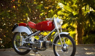 125摩托车侧盖怎么拿下来 125摩托车边盖拆卸视频