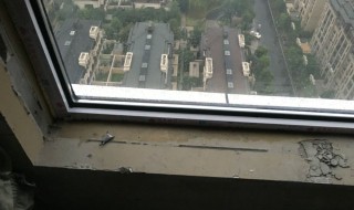 封闭阳台上窗框漏水怎么处理（阳台窗户框上面漏水怎么办）