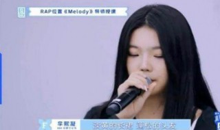 淡黄的长裙 蓬松的头发 是什么歌曲 蓬松的头发淡黄的长裙什么歌