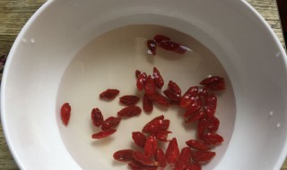 洗枸杞掉色正常吗（洗枸杞掉色正常吗图片）