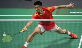 羽毛球击球前的准备姿势要点(羽毛球击球的基本要求)