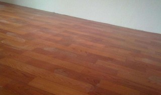 地板革上的球鞋印字怎么去掉（地板革上的球鞋印字怎么去掉视频）