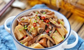 莲藕木耳焖排骨怎么做（莲藕木耳焖排骨怎么做的）