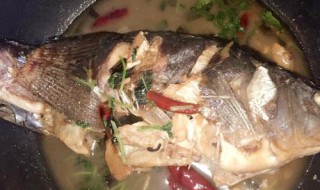 在锅里炖鱼翻鱼小技巧（在锅里炖鱼翻鱼小技巧图解）