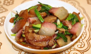 腊肉焖豆腐（腊肉烧豆腐的做法大全）