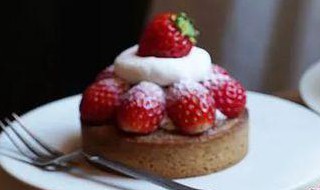 新鲜浆果奶油甜品的制作方法（奶油浆果蛋糕）