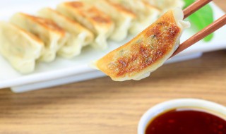 家庭煎饺子怎么做(家里煎饺子怎么做好吃)