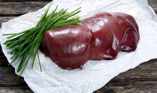 买猪肝怎么挑选（买猪肝怎么挑选,有的泡在水里）