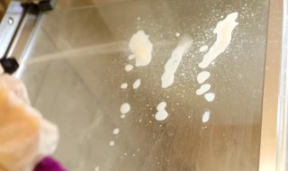 强力去玻璃水垢的方法（强力去玻璃水垢的方法有哪些）