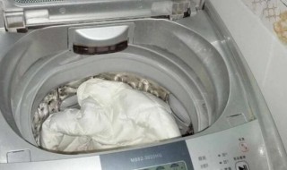 羽绒服可以用洗衣机脱水吗（羽绒服可以用洗衣机脱水吗,会爆炸吗）