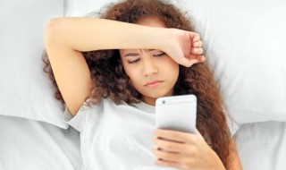 梦见别人拿刀（梦见别人拿刀捅了另外一个人）