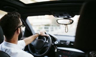 自动升降车窗冬天上不去是什么原因（冬天车窗降下来升不上去咋回事）