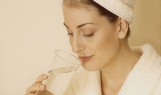 晚上烧的水第二天早上可以喝吗（晚上烧的水第二天早上可以喝吗宝宝）