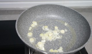 铁锅里炒菜出来老有黑的粉末（炒菜的铁锅里面有一层黑色物质）