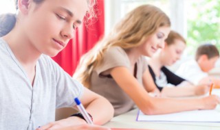 形容人吵架的四字成语（关于吵架的四字词语或成语）