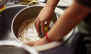 如何清洁不锈钢锅 如何清洁不锈钢锅表面