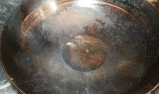 锅里放油起火了,然后锅里有黏稠的东西 锅放油起火散发的气味有毒吗?