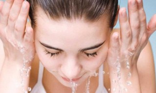 是先擦爽肤水还是先抹防晒霜?（先抹爽肤水还是先抹防晒霜）