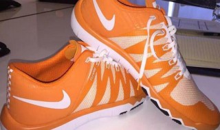 橘色鞋子配什么颜色的裤子 橘色鞋子配什么颜色的裤子男