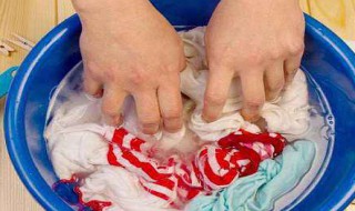 双氧水弄衣服上了怎么能洗掉 双氧水弄到衣服上有问题吗