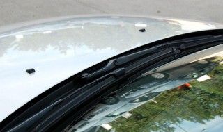 雨刮器刮花玻璃怎么办（雨刮器刮花玻璃怎么办呢）