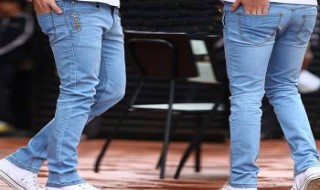 淡蓝色裤子搭配什么颜色的衣服好看? 浅蓝色裤子配什么外套好看